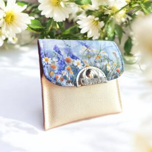 Csillogó fehér/nyomtatott lila mezei virágok