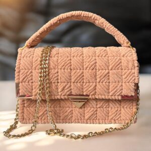 Plüss karamell/arany szerelékkel