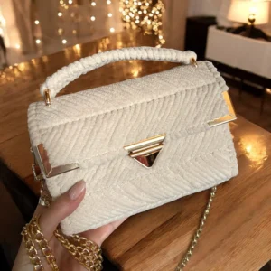 Plüss törtfehér/arany szerelékkel