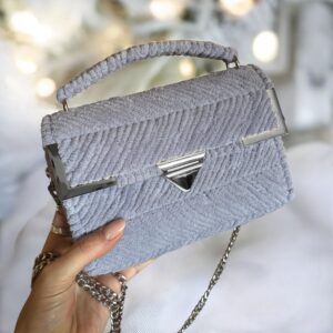 Plüss szürke/ezüst szerelékkel