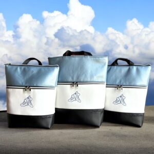 Fekete/fehér alapon hímzett tornacipő/fényes világoskék szett