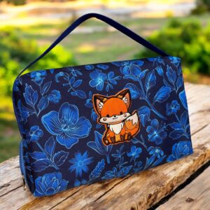 Sötétkék alapon kék virágok (róka)